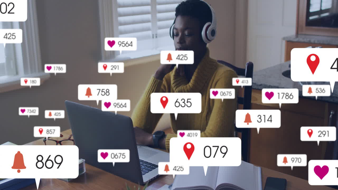 notificaciones de las redes sociales animación sobre la persona que utiliza la computadora portátil y lleva auriculares
