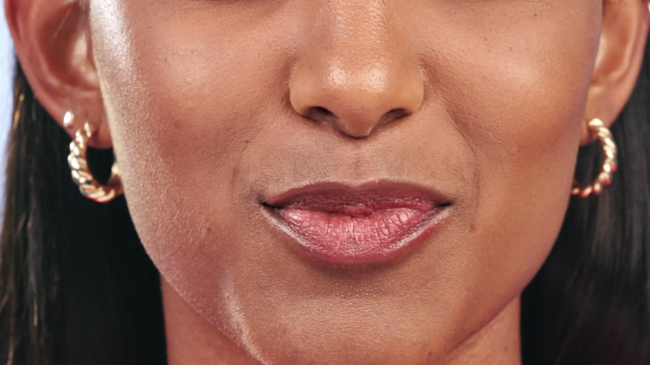 soplando besos, mujeres y maquillaje con amor