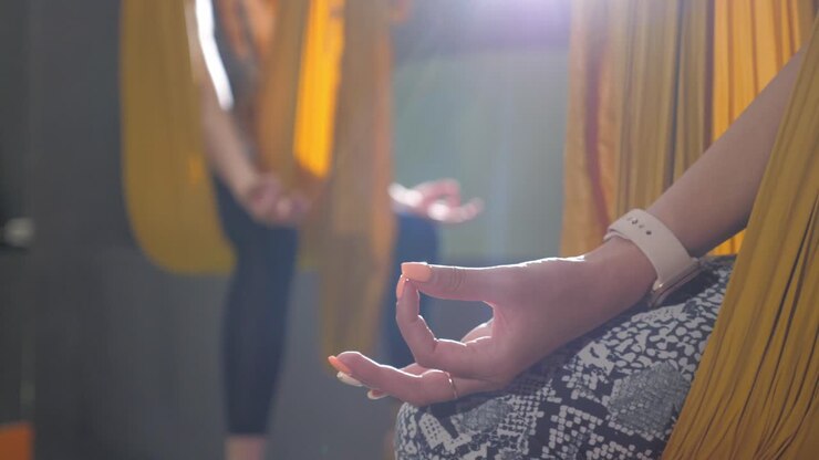 frau, die luftyoga praktiziert