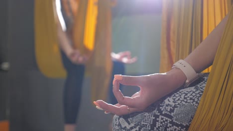 mujer practicando yoga aéreo
