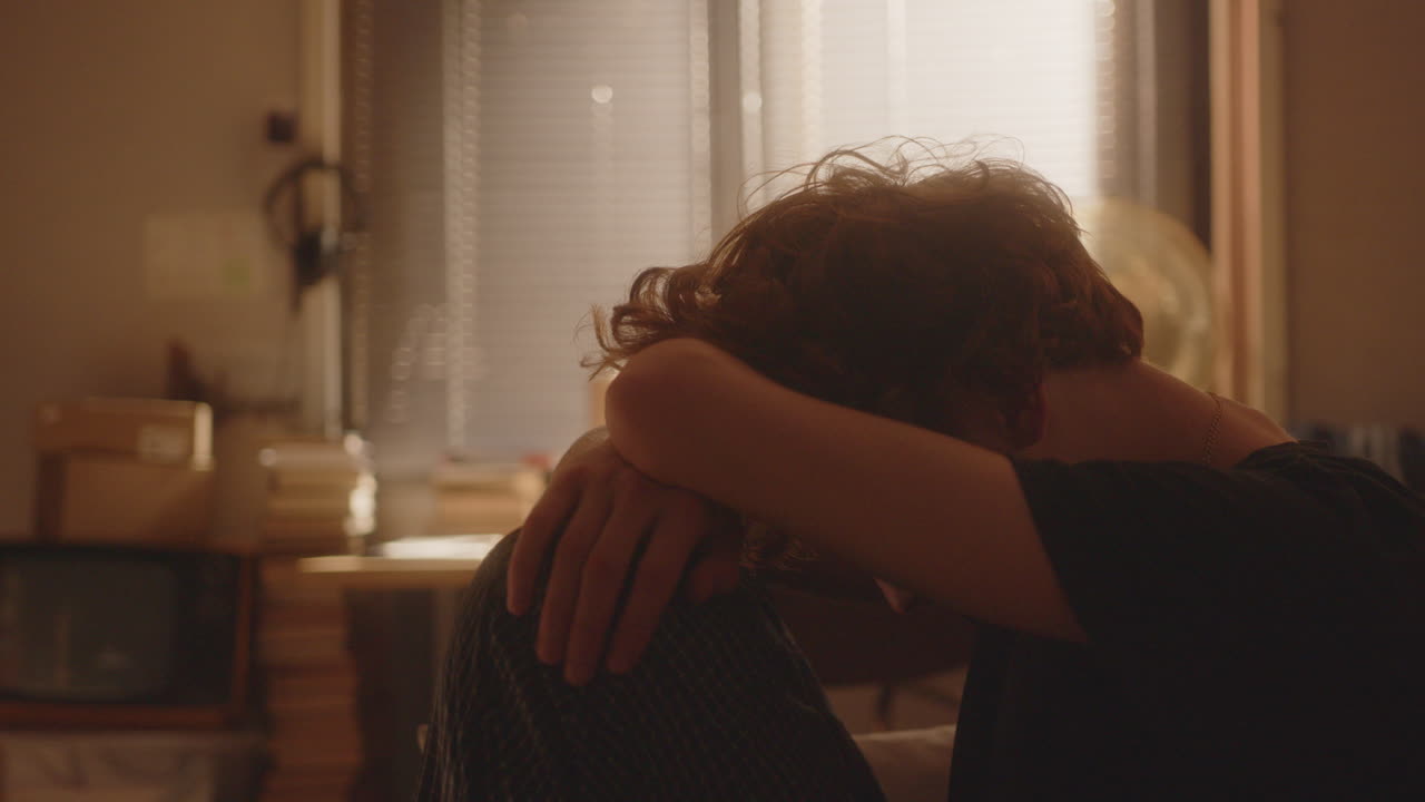 쾌적 한 거실 에서 팔 에 머리 를 고 있는 괴로워 한 사람