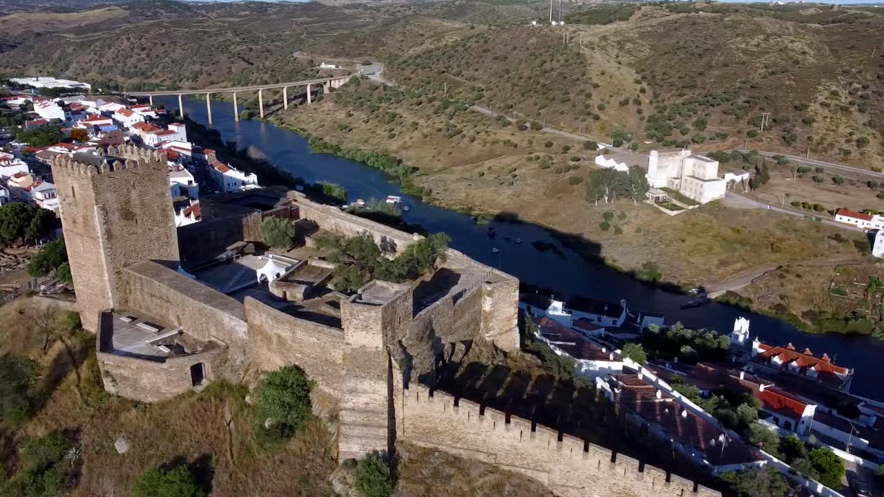 vista aérea en cámara lenta de alentejo - portugal: capturando el encanto atemporal del castillo de mertola en una tarde de verano