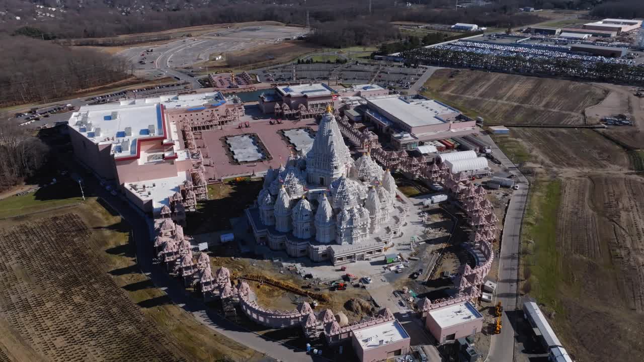 로빈스빌 twp, nj에 있는 shri swaminarayan mandir의 공중 풍경, 은 날, 하루 동안 문을 닫습니다.