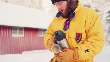 Kaukasier-Gießt-Im-Winter-Heißes-Wasser-In-Einen-Becher