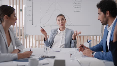 Hermosa-Mujer-De-Negocios-Líder-De-Equipo-Reuniéndose-Con-Colegas-Compartiendo-Ideas-Creativas-Para-Un-Proyecto-De-Inicio-Discutiendo-Estrategia-Corporativa-En-La-Sala-De-Juntas-De-La-Oficina