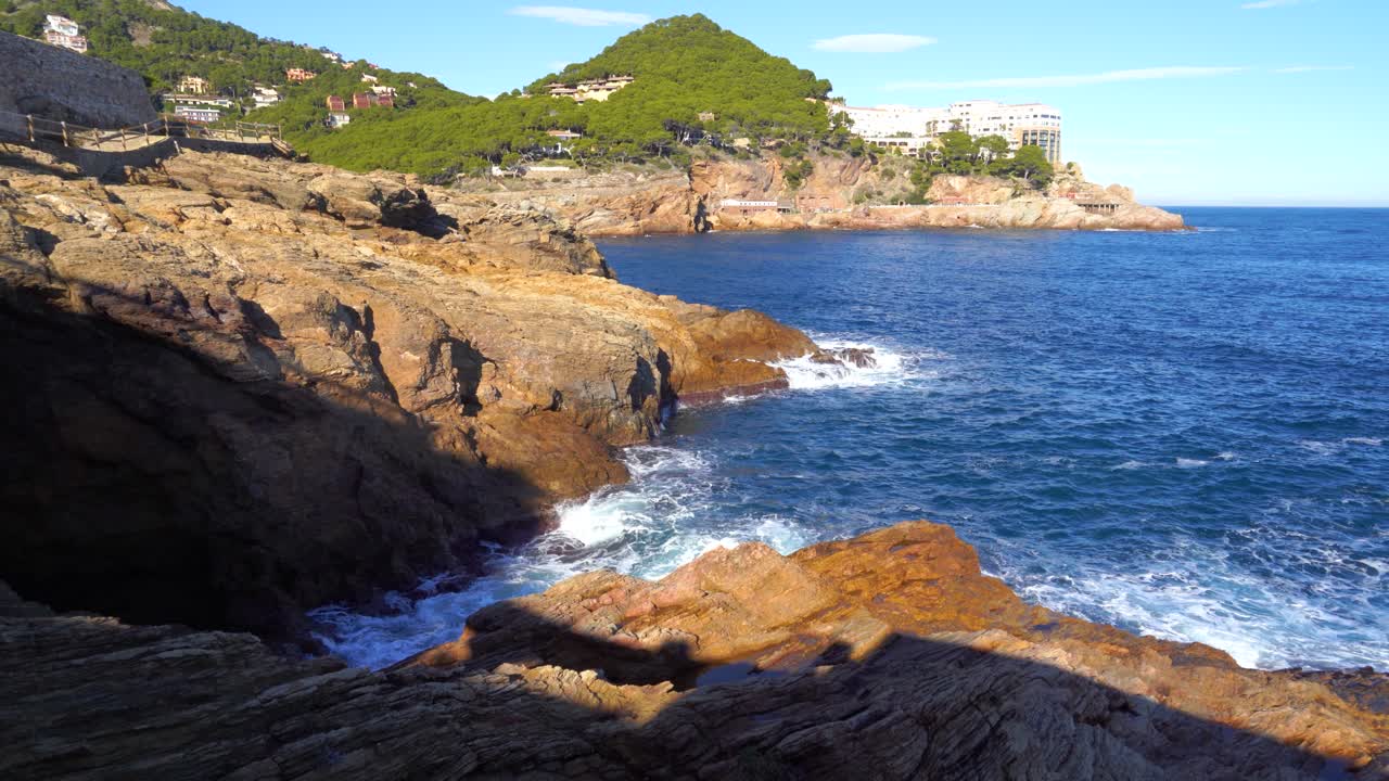 europäischer strand im mittelmeer spanien, weiße häuser, ruhiges meer, türkisblaues begur, costa brava, ibiza