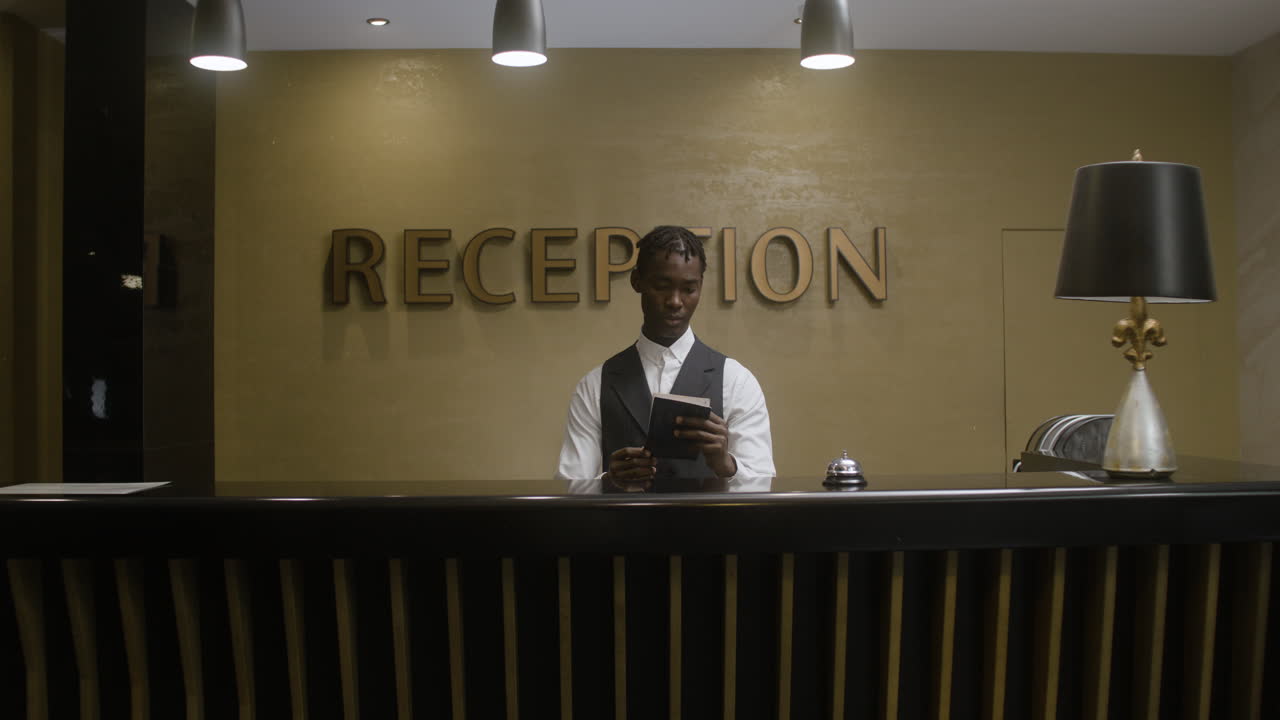 일 하는 아프리카계 미국인 남자