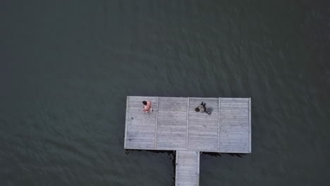 gente en un muelle del lago