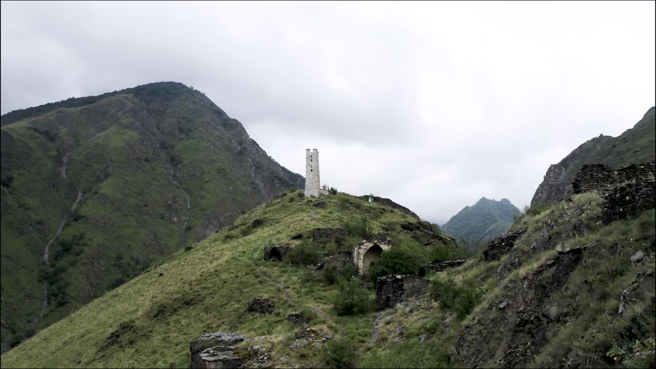 카우카스 산맥에 있는 고대 탑