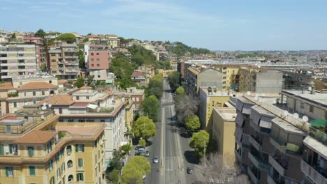 Vista-Aérea-Cinematográfica-De-Viale-Di-Trastevere-Que-Conecta-Los-Barrios-De-Monteverde-Y-Trastevere-En-Roma,-Italia