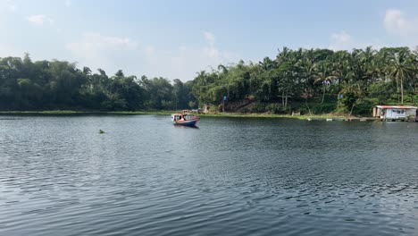 Barco-Tradicional-Navegando-En-Un-Hermoso-Lago