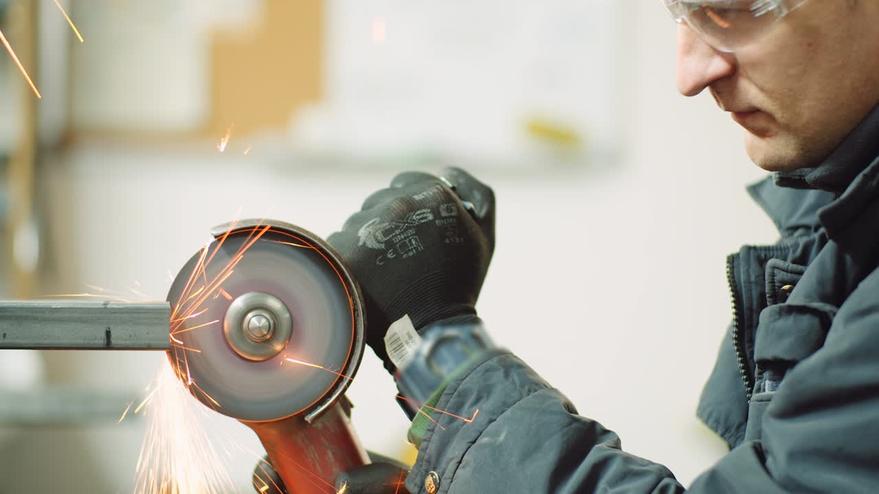 amoladora angular cortando metal en el taller