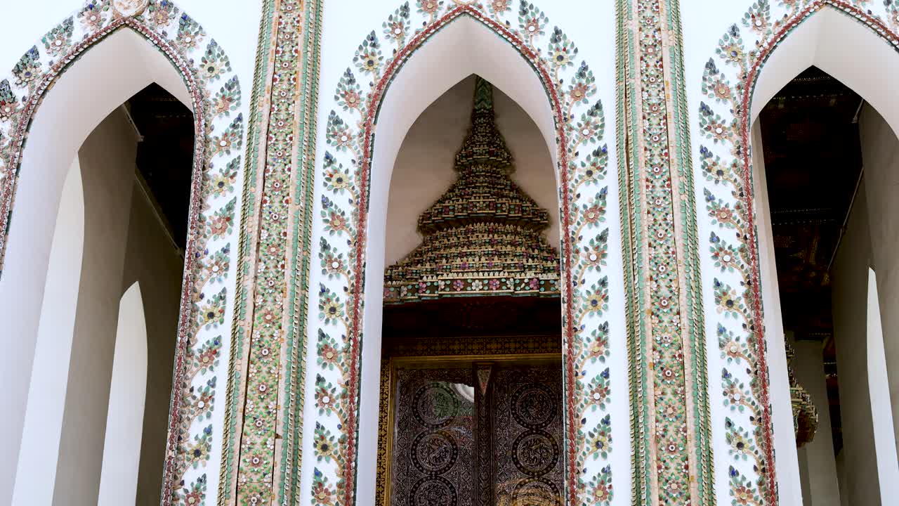 vista detallada de la arquitectura de wat phra kaew