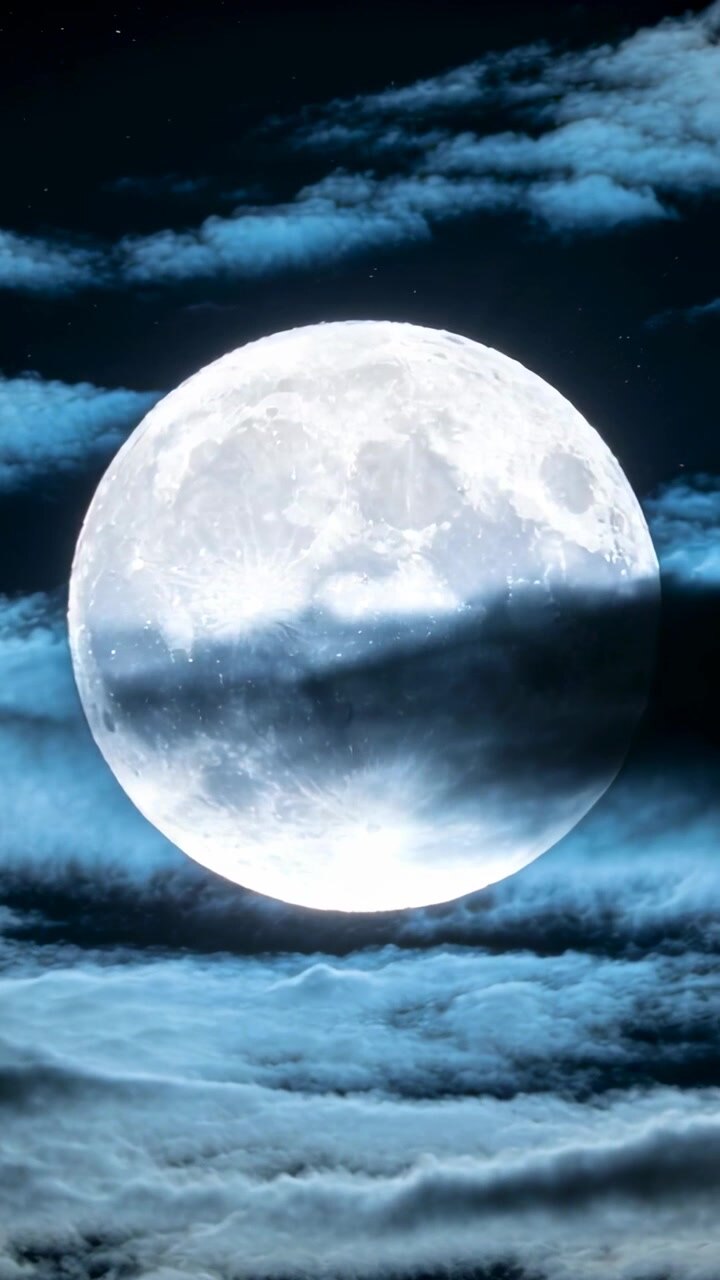 Vertikales Video: Ziehende Wolkenbänder kreuzen den fast vollen Mond am Nachthimmel, Sichtverhältnisse ändern sich.