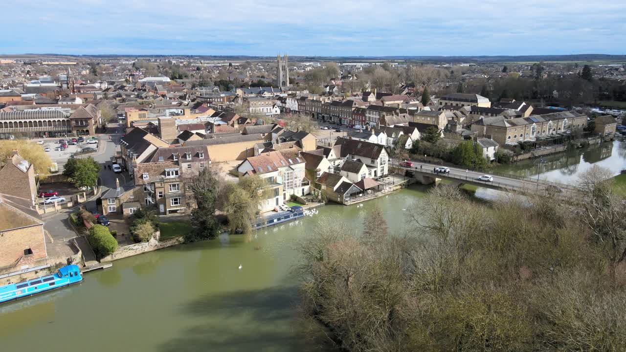 Lungofiume e ponte della città di St Neots a Cambridgeshire, Regno Unito - Riprese aeree
