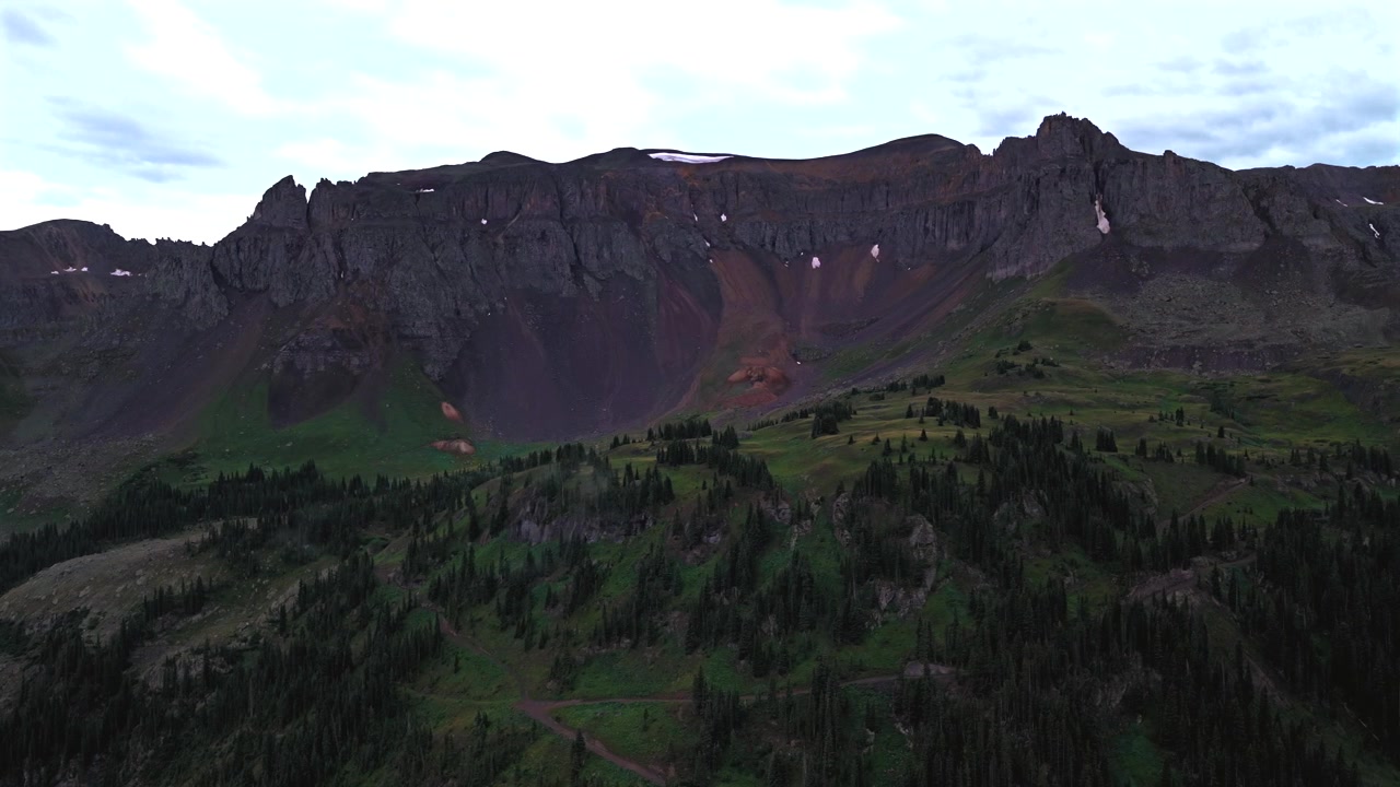 Yankee Boy Basin, alta montagna, Laghi Blu, Telluride, Ouray, Colorado meridionale, vista aerea con drone, Montagne Rocciose, Catena del San Juan, paesaggio, strada sterrata 4x4 a trazione integrale, estate, nuvole basse e piovose, pomeriggio, giro a sinistra.