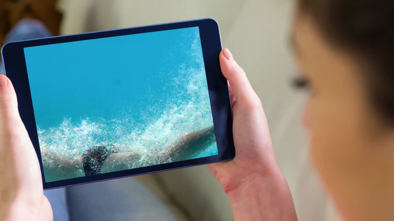 la pantalla de la tableta digital muestra a una mujer nadando en la piscina 4k