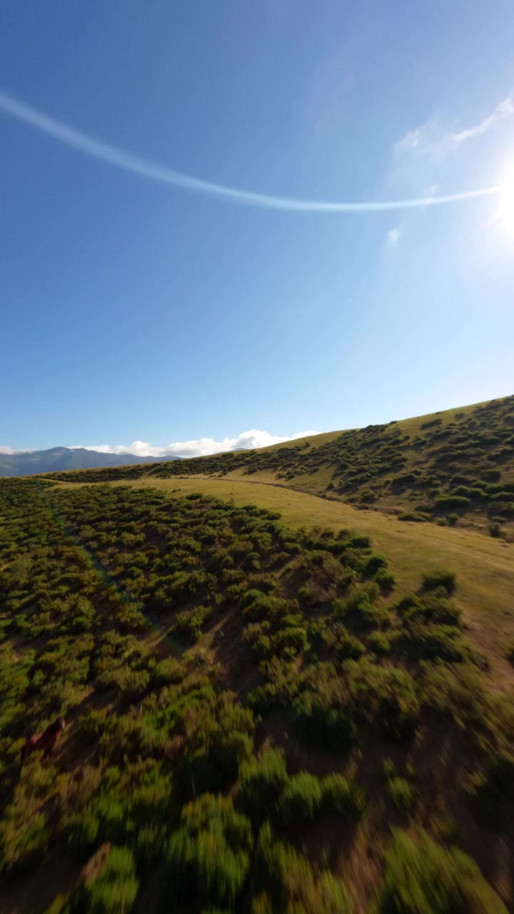 Динамичная съемка с FPV-дрона, передающая подлинное сельское очарование горных пейзажей Кото-Бельо в старой открытой шахте, окруженной астурийским ландшафтом