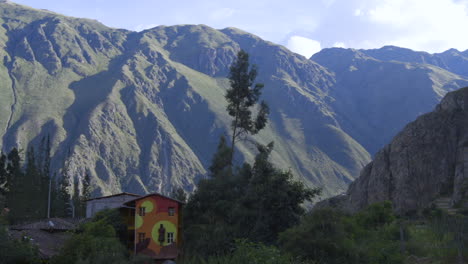 Eine-Kleine-Herberge-In-Der-Stadt-Ollantaytambo,-Umgeben-Von-Den-Bergen-Des-Heiligen-Tals-In-Peru