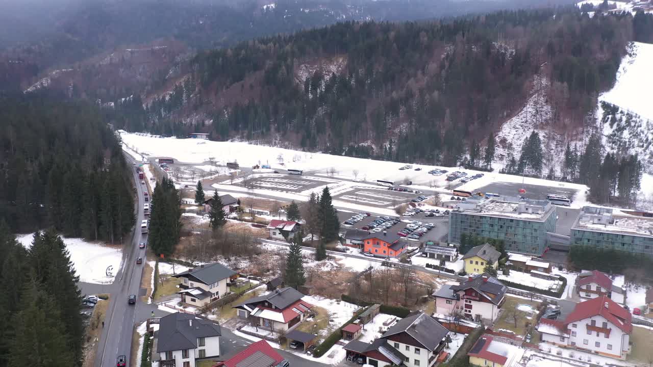 Veduta aerea di Tropolach a Nassfeld-Pressegger See in Carinzia, Austria - ripresa con drone.