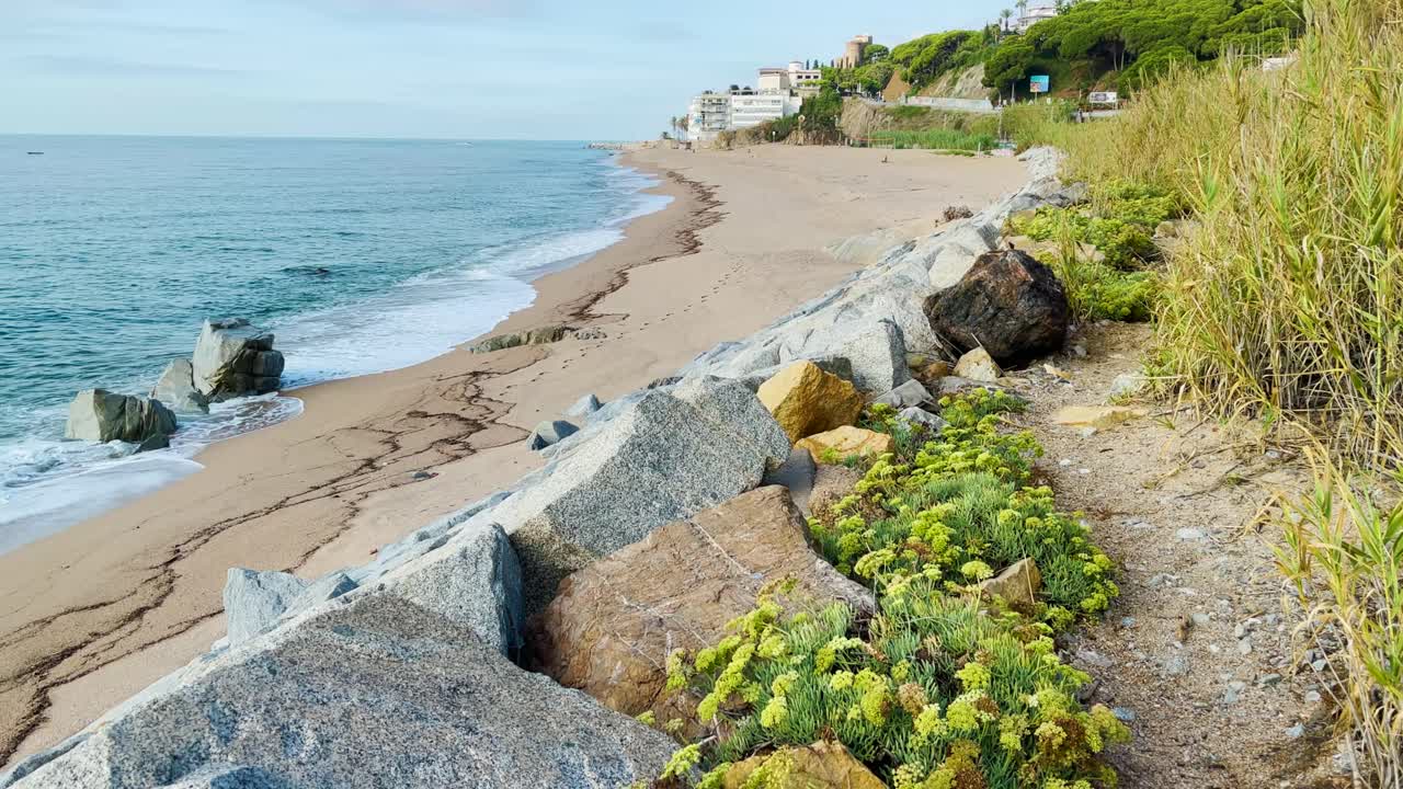 playa mediterránea sin gente al amanecer azul turquesa aguas tranquilas costa de barcelona maresme costa brava españa turismo europeo