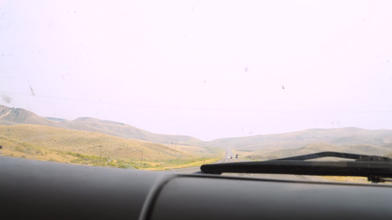 Guidando attraverso le colline nebbiose nel Dakota del Sud sud-orientale nell'agosto 2020.