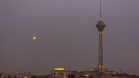 mondrese über luftverschmutzung auf dem milad-turm in der großstadt teheran im nahen osten irans in asien in grauem himmel nach sonnenuntergang in der dämmerung