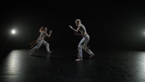 capoeira-optreden van twee jonge vrouwen
