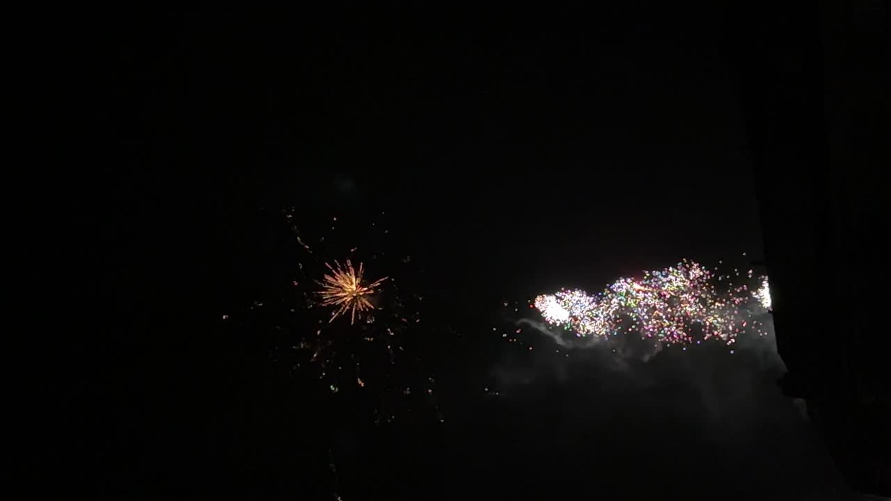 Fuochi d'Artificio di Capodanno che Esplodono nel Cielo Notturno