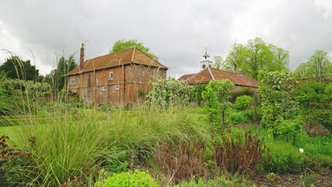 Finca-Gunby,-Salón-Y-Jardines,-Acogedora-Casa-De-Campo-De-1700-Situada-En-Jardines-Victorianos-Amurallados-Al-Pie-De-Los-Lincolnshire-Wolds