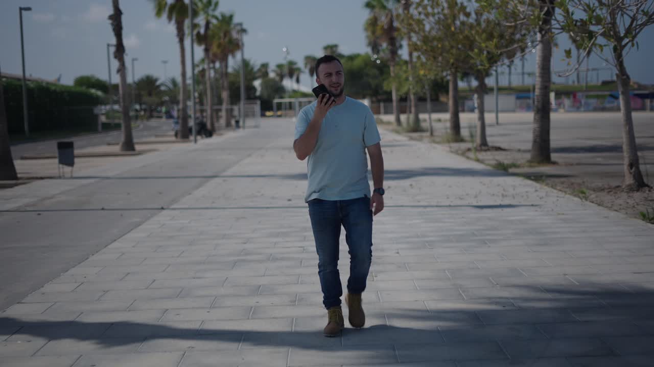 hombre caminando por una calle de la ciudad
