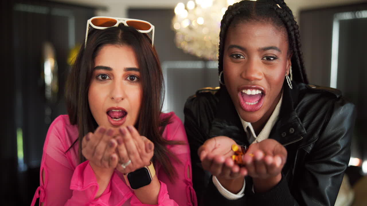 dos mujeres celebrando con confeti