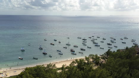 Yachten-Vor-Anker-Entlang-Der-Strandküste-Von-Playa-Del-Carmen,-Dahinter-Das-Offene-Meer