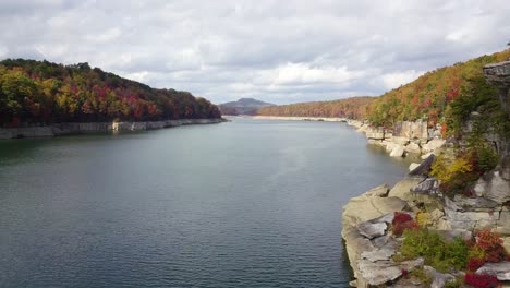 Un-Dron-En-Cámara-Lenta-Disparó-Un-Río-En-Virginia-Occidental-Con-Impresionantes-árboles-Otoñales