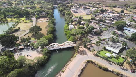 無人機從空中拍攝哈利瓦橋 (haleiwa bridge) 的景色