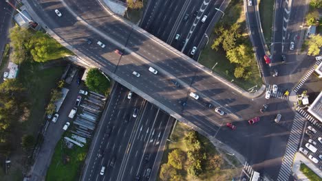 Toma-De-Arriba-Hacia-Abajo-De-4k-Drone-De-Carretera-Panamericana-Muy-Frecuentada-Y-Puente-Ocupado-En-La-Parte-Superior---Buenos-Aires,-Argentina