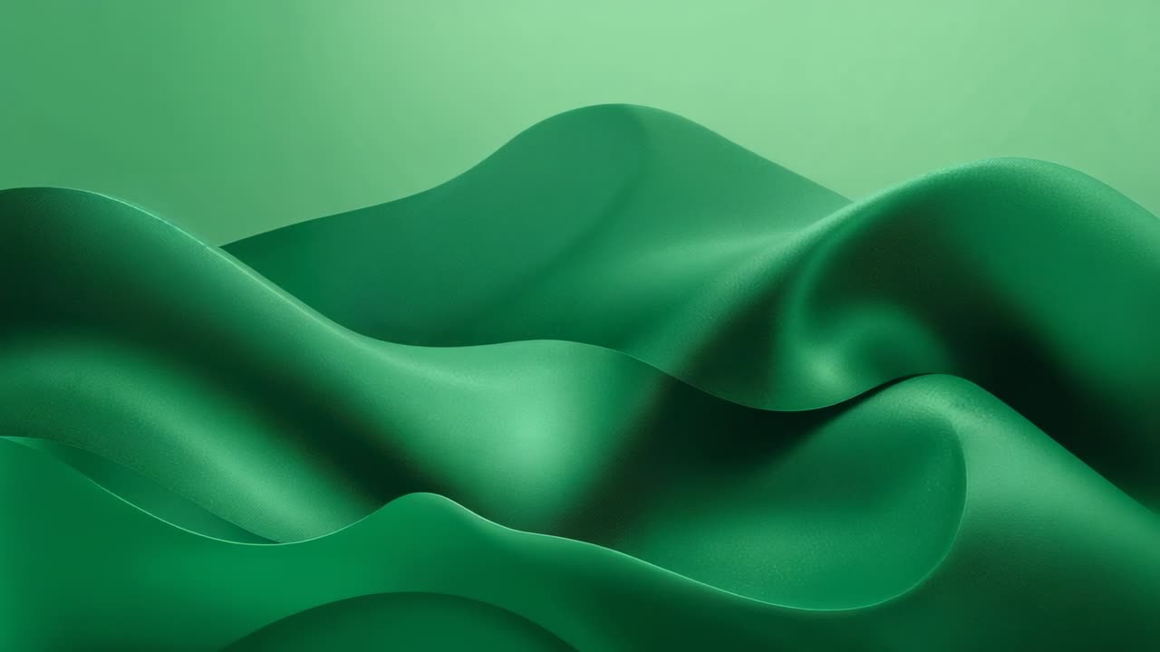 Skiftende lagdelte grønne silkefolder omformes i studio, og reagerer på subtile lysendringer.