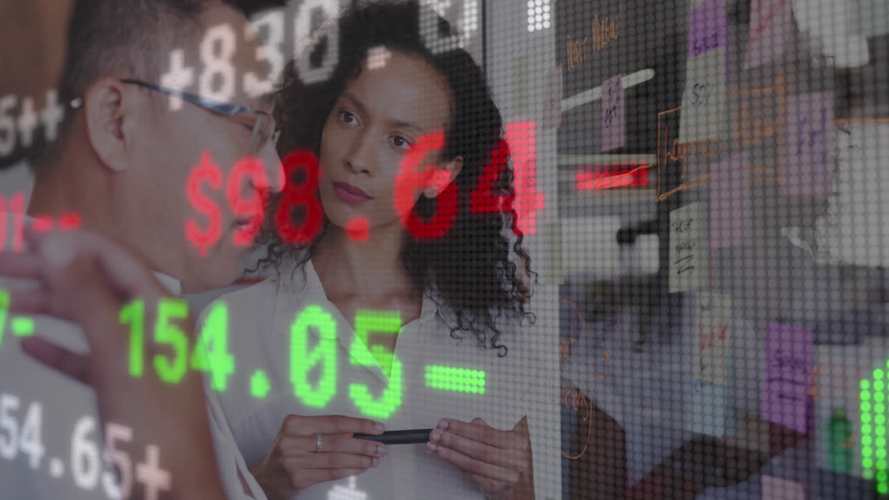 animación de la interfaz digital que muestra datos financieros con diversos colegas de negocios hablando
