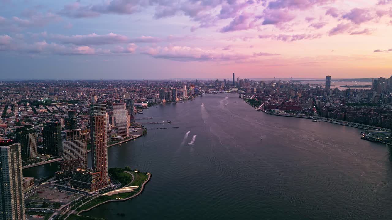 뉴욕의 이스트 리버 (east river) 는 도시를 가로지르는 구역을 가로지르고 있다.