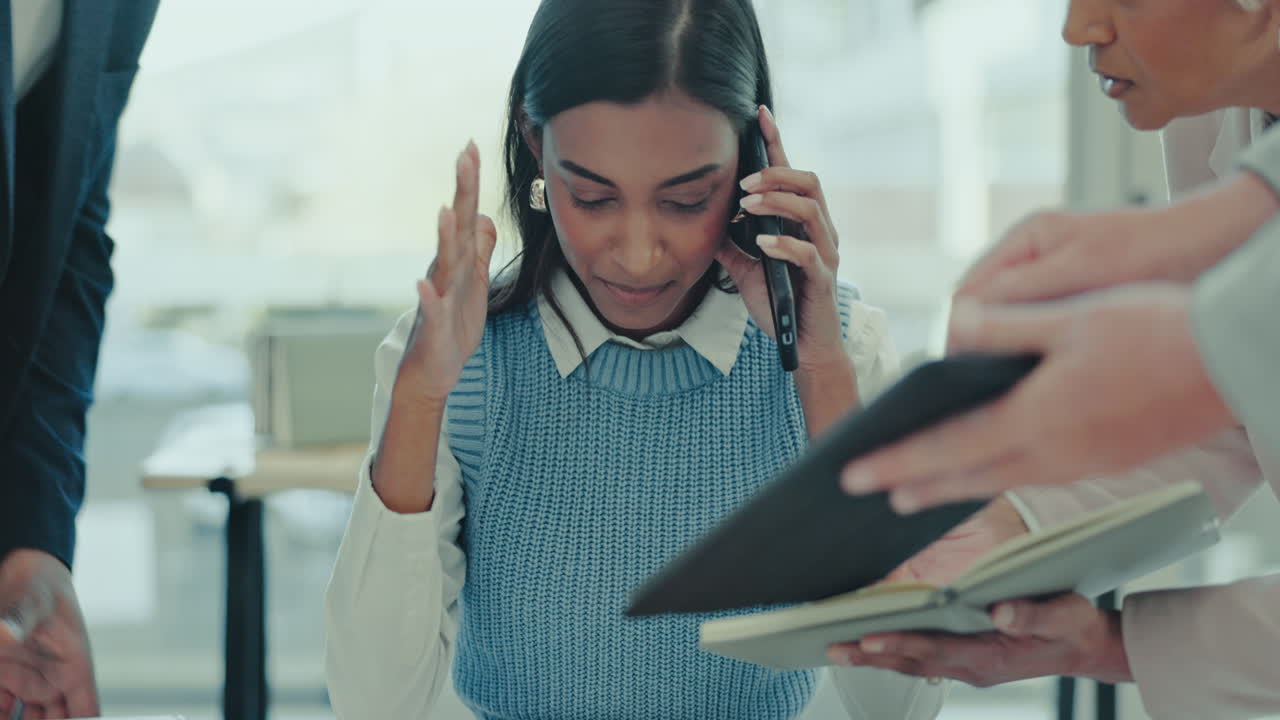 ansiedad, estrés y mujer de negocios en la oficina