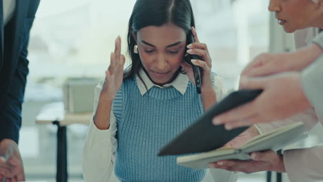 ansiedad, estrés y mujer de negocios en la oficina