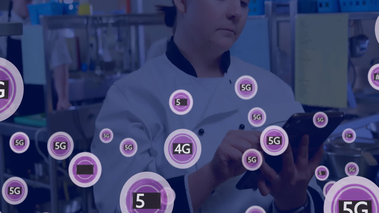 태블릿을 사용하는 백인 여성 요리사를 통해 디지털 아이콘을 처리하는 애니메이션