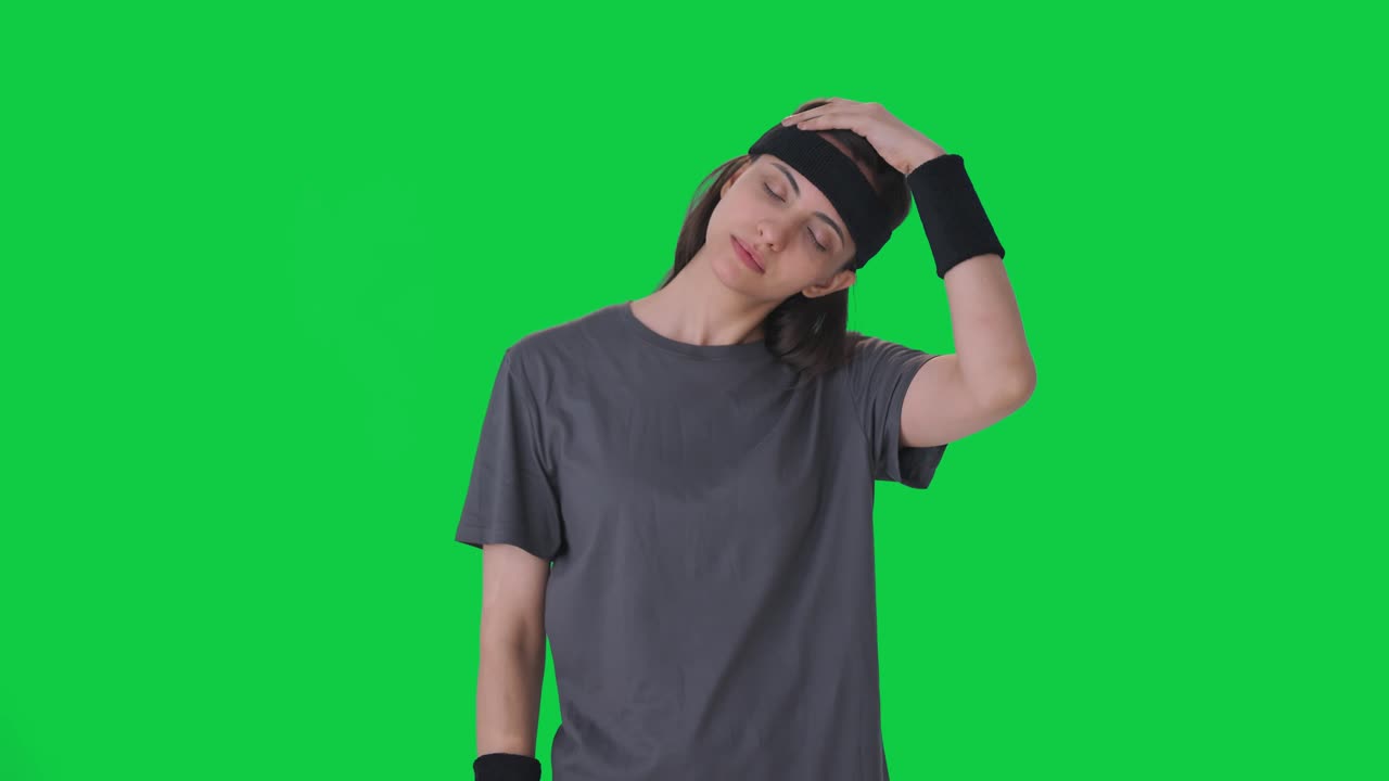 운동 을 하고 녹색 스크린 을 는 인도인 여자