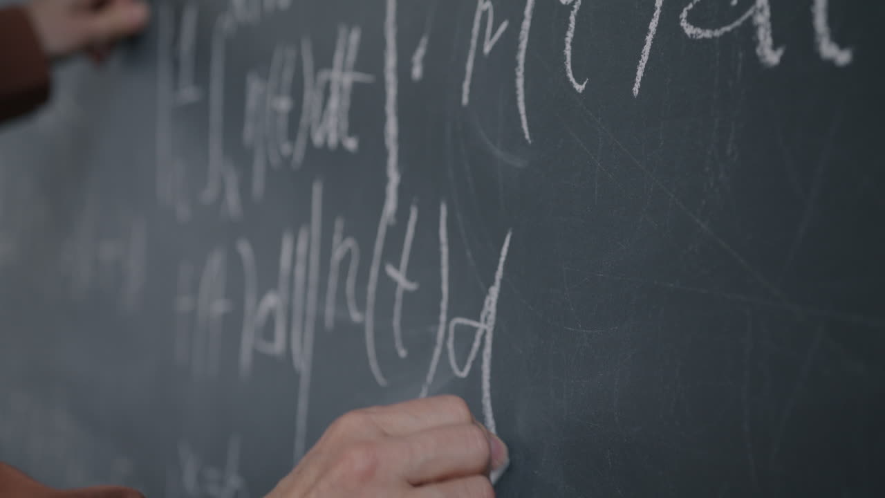 persona que escribe en una pizarra