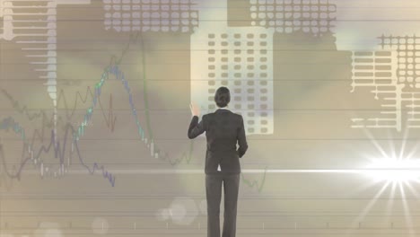 animación de una mujer de negocios tocando una pantalla interactiva con procesamiento de datos y edificios modernos