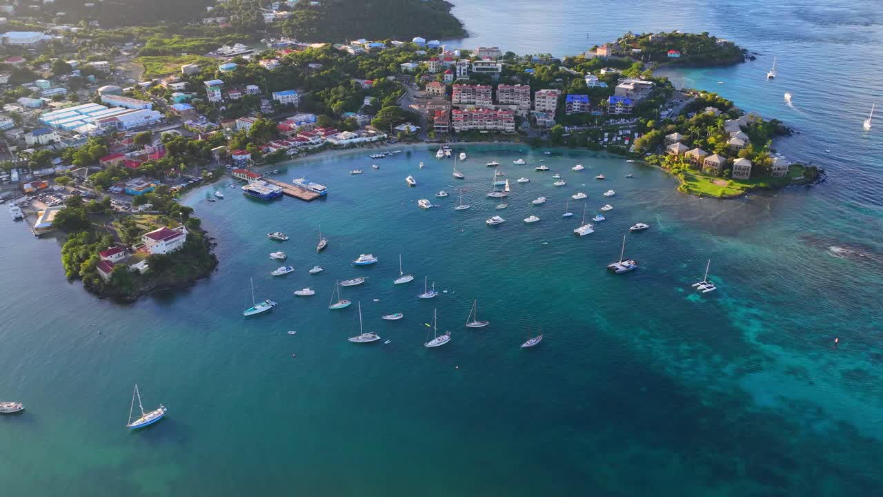 timelapse del tráfico de barcos a través de cruz bay, un pueblo en st