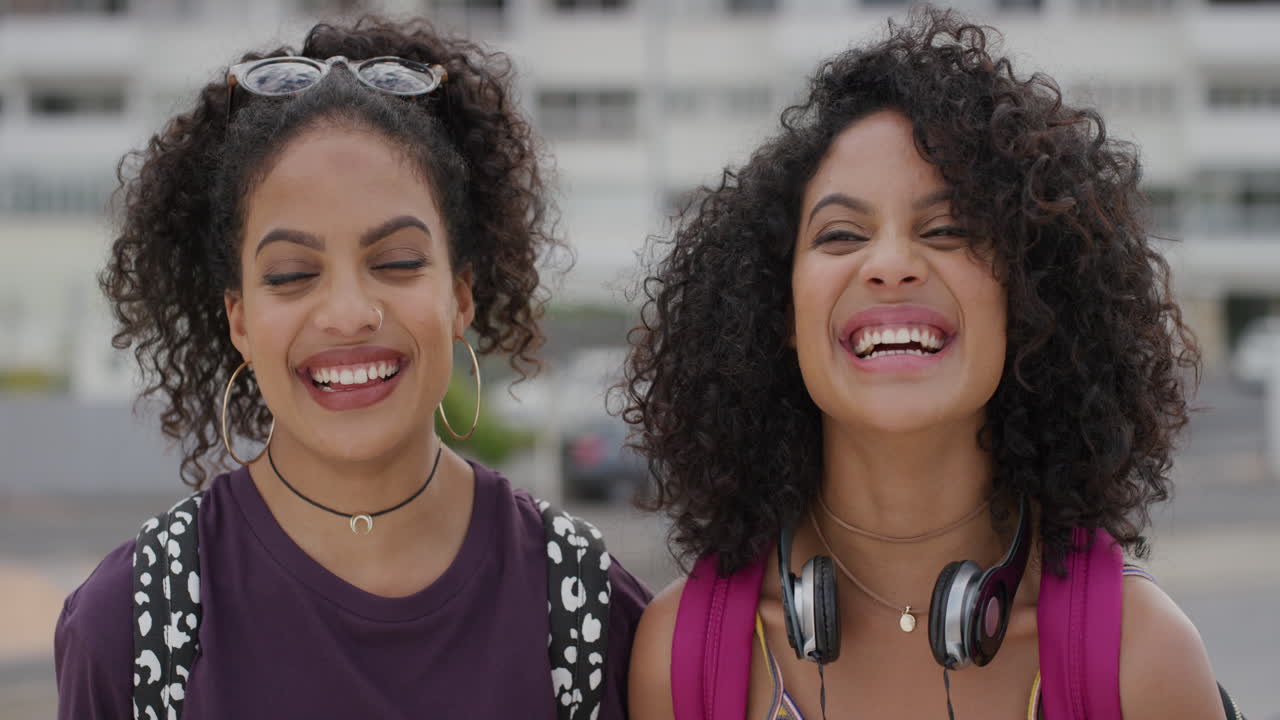 retrato de hermosas jóvenes hermanas gemelas hispanas sonriendo juntas hermanas felices disfrutando del estilo de vida de vacaciones en la ciudad urbana buscando una serie de personas reales con estilo