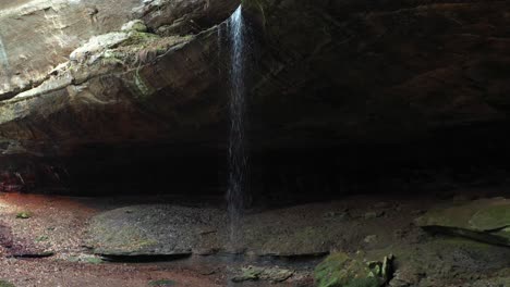 cascada inclinada hacia abajo en 4k