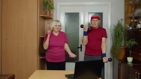 Pareja-De-Ancianos-Abuela-Abuelo-Haciendo-Ejercicio-Con-Pesas,-Ejercicio-Físico