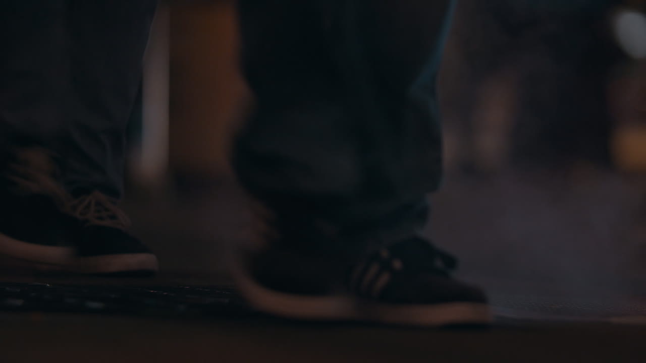 drenaje humeante y gente caminando en la ciudad nocturna